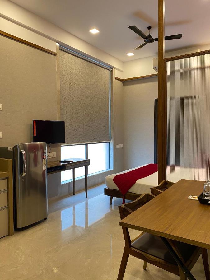 Theory9 Premium Service Apartments Khar Мумбай Екстериор снимка