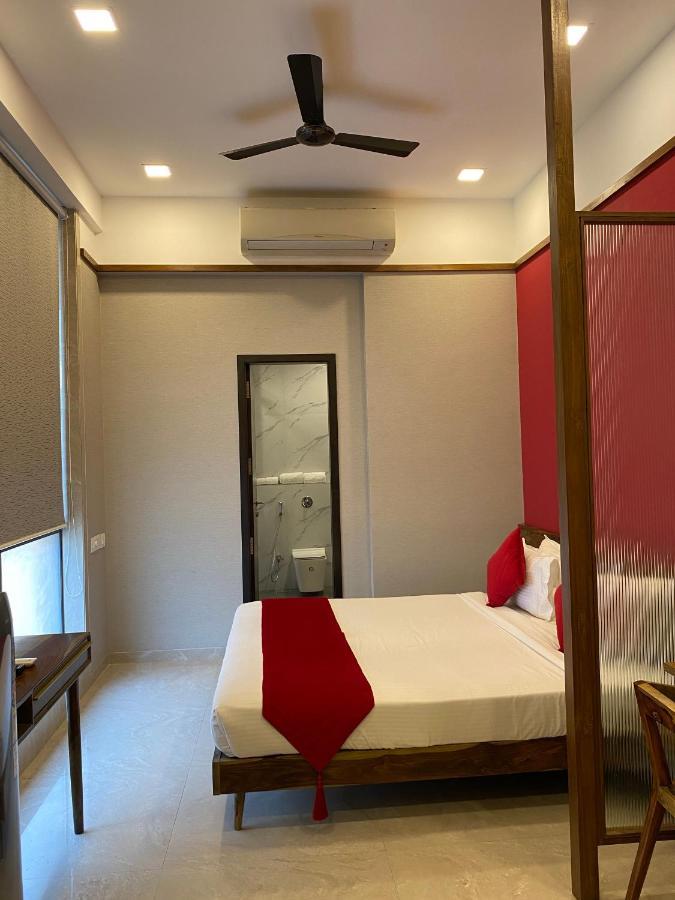 Theory9 Premium Service Apartments Khar Мумбай Екстериор снимка