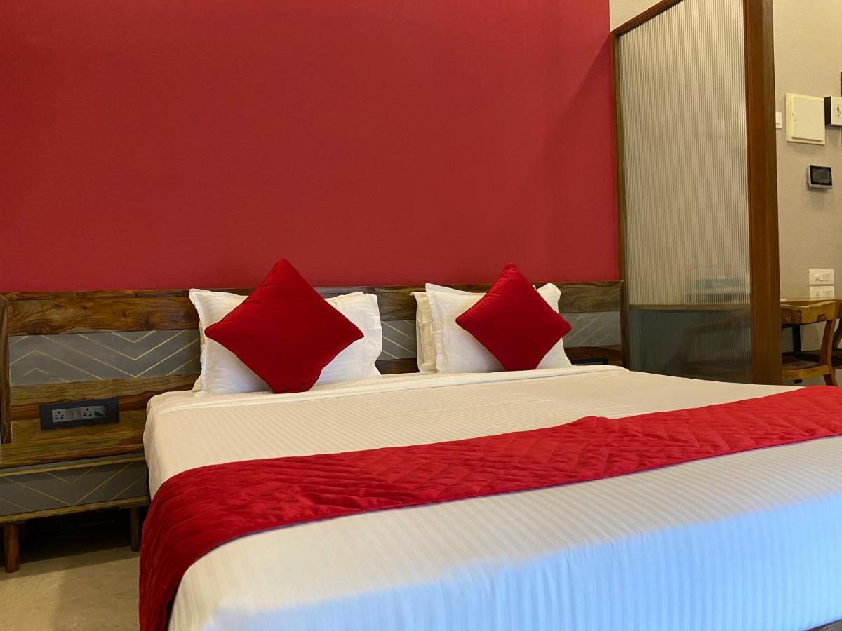 Theory9 Premium Service Apartments Khar Мумбай Екстериор снимка