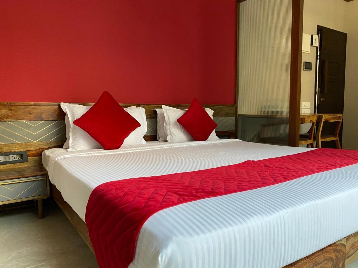 Theory9 Premium Service Apartments Khar Мумбай Екстериор снимка