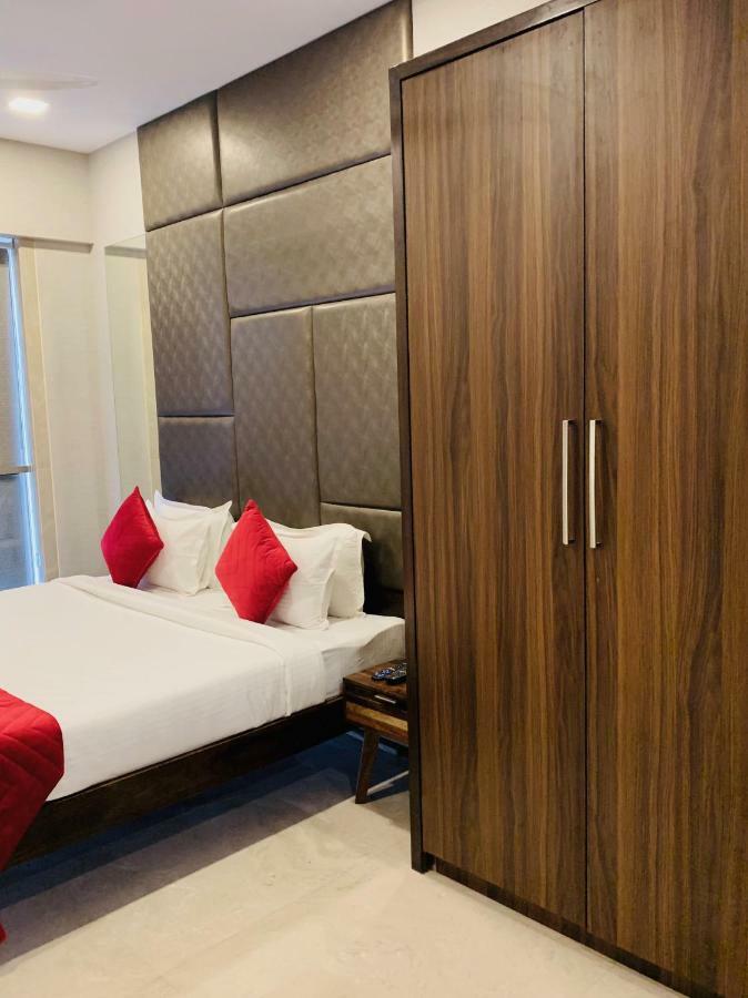 Theory9 Premium Service Apartments Khar Мумбай Екстериор снимка